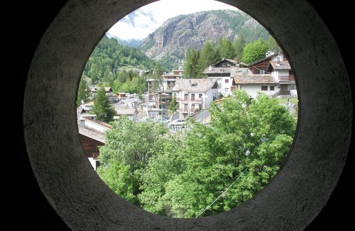 Valtournenche Apartment | "LO MEQUIO DE EMILIE," spectacular views, 2 steps from downtown and shuttles