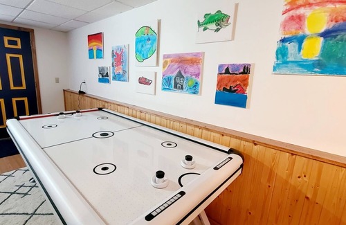 Moe Cabin | Lobster Lake Lodge- ski, fish, shop, relax!