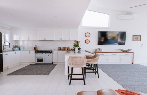 Lake Wangary House | Lobster Pot with studio is luxurious - offers the complete Coffin Bay Experience - View, Position and Jetty for fishing.