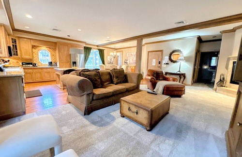 Mammoth Lakes Cabin | Loca @Canyon Lodge Pvt HotTub/Sauna-Garage Parking