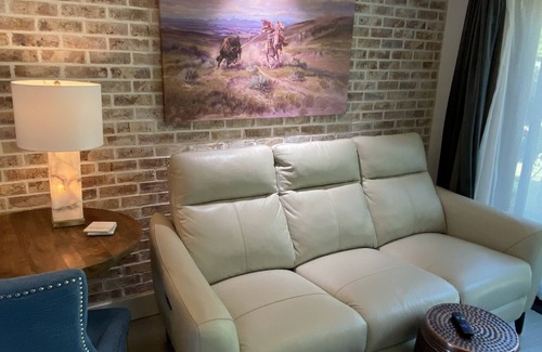 Stephenville Cottage | Local Landmark Guest House w/garage prkg; Near TSU