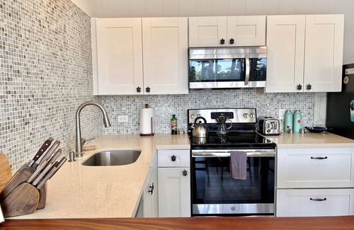 Kuau Apartment | Locally-owned, eco-friendly condo on Road to Hāna. 2-min walk to beach & seafood