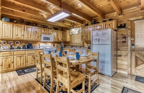 Gatlinburg - Pigeon Forge Cabin | Located 1.5 mi. from the Parkway in Pigeon Forge.