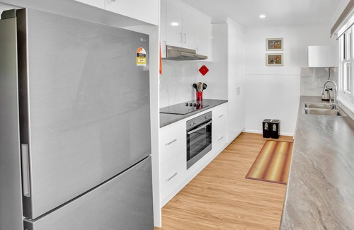 Lakes Entrance House | Located in the Heart of Lakes Entrance, an easy walk to the footbridge