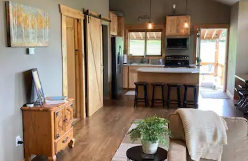 Leavenworth Cabin | LOCATED ON ICICLE ROAD, 2 MILES FROM TOWN. HOT TUB AND BEAUTIFUL VIEWS