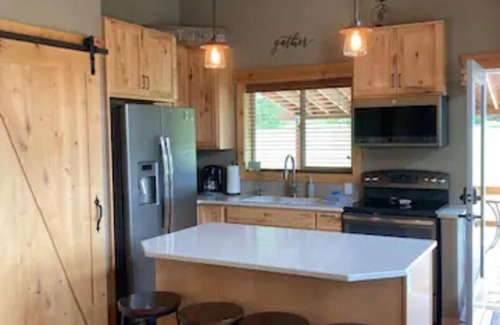 Leavenworth Cabin | LOCATED ON ICICLE ROAD, 2 MILES FROM TOWN. HOT TUB AND BEAUTIFUL VIEWS