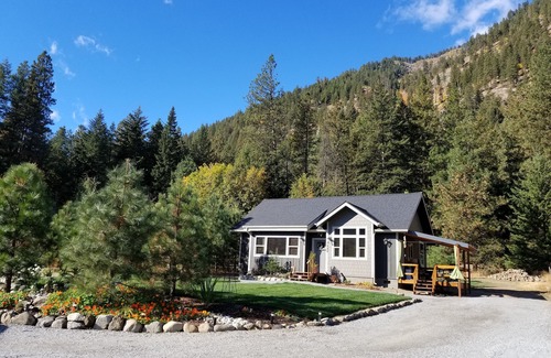 Leavenworth Cabin | LOCATED ON ICICLE ROAD, 2 MILES FROM TOWN. HOT TUB AND BEAUTIFUL VIEWS