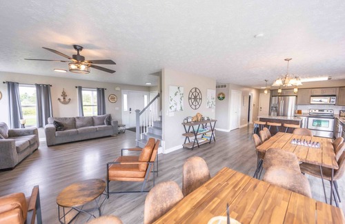 Jamestown House | Located on the picturesque shores of Lake Cumberland. n