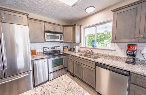 Jamestown House | Located on the picturesque shores of Lake Cumberland. n
