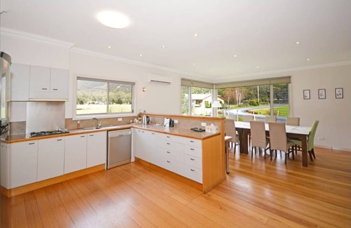 Halls Gap House | Located on valley floor, amazing views, 300mm to shops, wildlife in abundance.