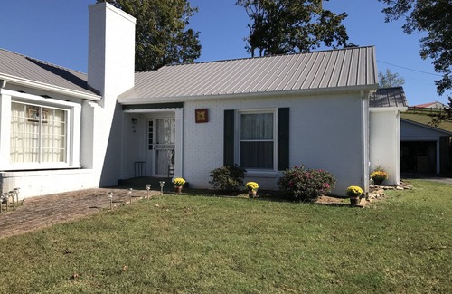 New Market House | LOCATED WITHIN WALKING DISTANCE TO CHEROKEE LAKE AND 8 MILES FROM DOUGLAS LAKE