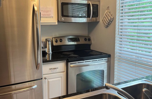 Clarksville Condo | Location! 6th street in Clarksville neighborhood. Walk to attractions.