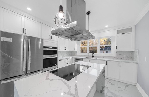 Vaughan House | Location! 7 Acre Kleinburg Estate. Minutes away from Hwy 427!