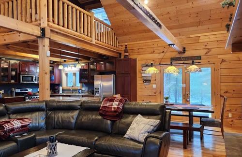 Lyndon Station Cabin | 🏞Location* Beautiful Custom Log Cabin By Dells,next to WI River*Ski*Fireplace🏕