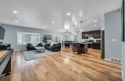 Bluffdale House | LOCATION! HUGE MODERN HOUSE 3BA/3BR BLUFFDALE
