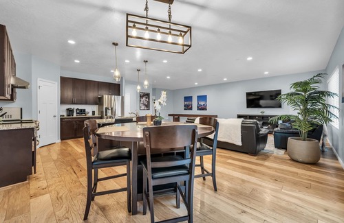 Bluffdale House | LOCATION! HUGE MODERN HOUSE 3BA/3BR BLUFFDALE