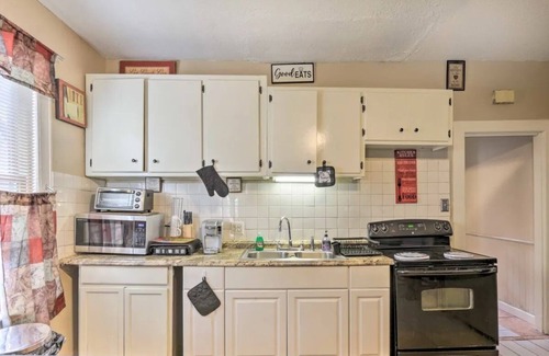 Hartford Apartment | Location, is the key for this 3 bedroom!