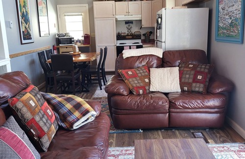 Belmont House | LOCATION, LOCATION, LOCATION. 5 min to mountain, Dog friendly. 5 star reviews.nn