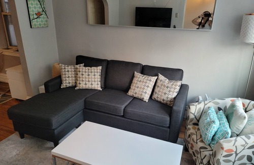 West Town Apartment | LOCATION! Mins to downtown! Fulton mkt/Noble Square, FREE PARKING & LAUNDRY
