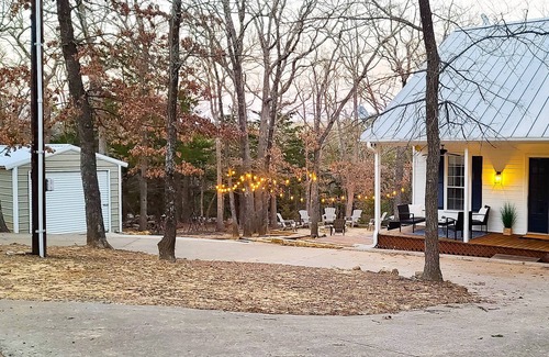Pottsboro House | LOCATION!!! Modern & Bright Lake House 2 Mins to Lake!