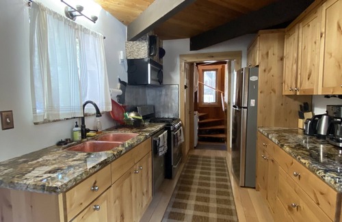 Sunnyside Cabin | LOCATION! - PETS - FAST WIFI - CLOSE TO SKI/BEACH - PELOTON BIKE!
