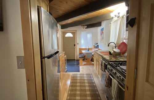 Sunnyside Cabin | LOCATION! - PETS - FAST WIFI - CLOSE TO SKI/BEACH - PELOTON BIKE!