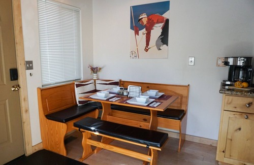 Sunnyside Cabin | LOCATION! - PETS - FAST WIFI - CLOSE TO SKI/BEACH - PELOTON BIKE!