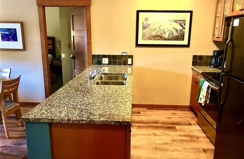 Mammoth Lakes Resort | Location! Prime Heart of Village- Walk to Gondola