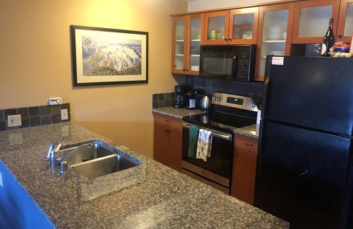 Mammoth Lakes Resort | Location! Prime Heart of Village- Walk to Gondola