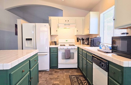 Paradise Valley House | Location! Quick Freeway Access to Airport & Strip!