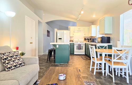 Paradise Valley House | Location! Quick Freeway Access to Airport & Strip!