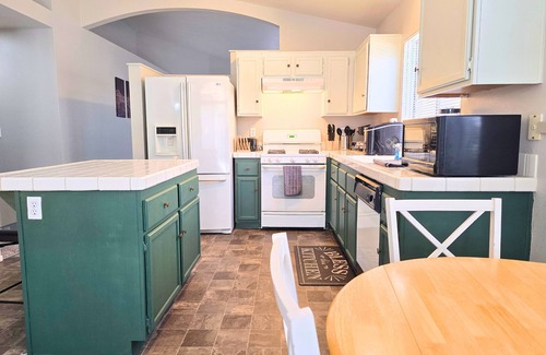 Paradise Valley House | Location! Quick Freeway Access to Airport & Strip!