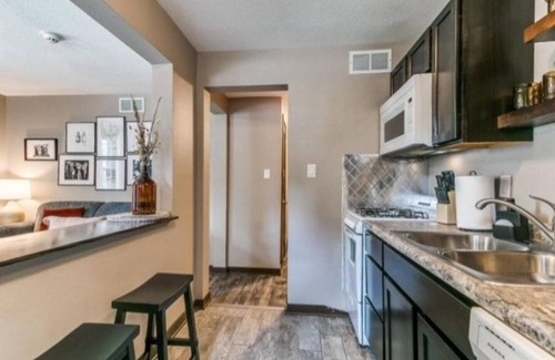 Des Moines Condo | Location! This 2BR is Located perfectly 5 min from downtown and Ingersoll Ave.