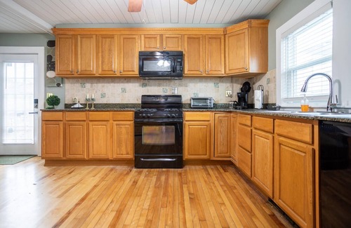 Hampton House | Location Value! Steps to Beach Perfect for Summer Trip - Renovated 4-5BR Retreat