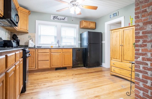 Hampton House | Location Value! Steps to Beach Perfect for Summer Trip - Renovated 4-5BR Retreat
