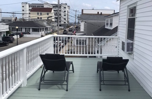 Hampton House | Location Value! Steps to Beach Perfect for Summer Trip - Renovated 4-5BR Retreat