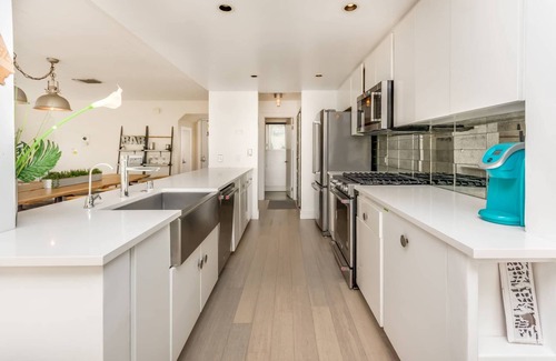 Venice House | LOCATION-Venice Beach-3B-ModernLuxury-Clean-WalkToBeach&Canals