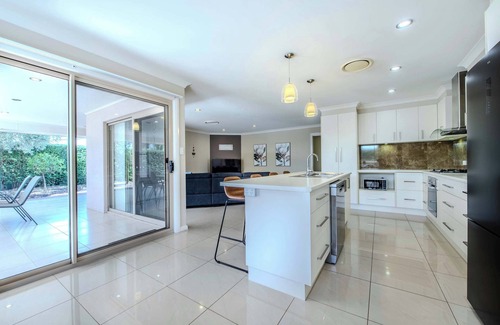 Dubbo House | Loch Lomond - Spacious Living, Close to Zoo & Golf