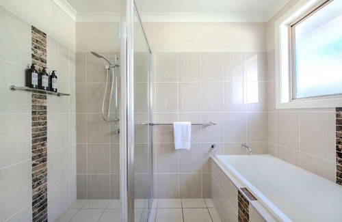 Dubbo House | Loch Lomond - Spacious Living, Close to Zoo & Golf