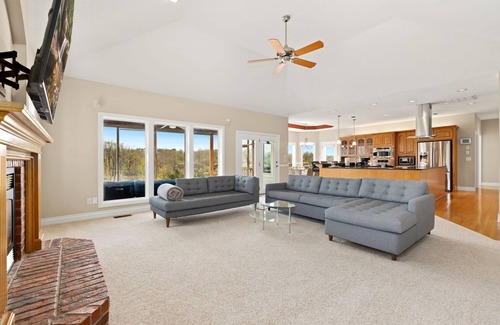 Bella Vista House | Loch Side-Access & Views of Loch Lomond-Game Room