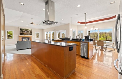Bella Vista House | Loch Side-Access & Views of Loch Lomond-Game Room