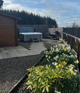 Airdrie House | Lochinvar - Highland Log Cabin with Private Hot Tub