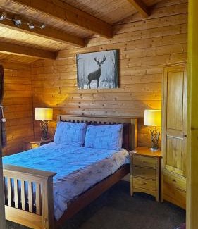 Airdrie House | Lochinvar - Highland Log Cabin with Private Hot Tub