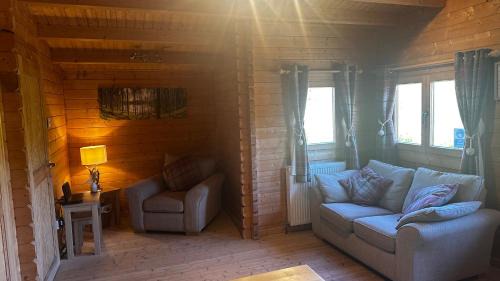 Airdrie House | Lochinvar - Highland Log Cabin with Private Hot Tub