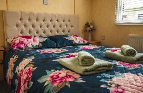 Forfar Ski Chalet | Lochlands 2br family caravan - pets-play park