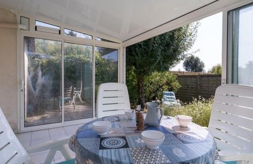 Locmariaquer Villa | Locmariaquer : Maison 3 pièces avec jardin, véranda et parking à 900m de la plage, pour 4 personnes - FR-1-477-36