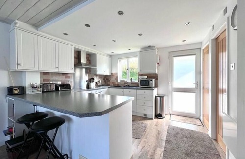 South Cerney Cabin | Lodge 66 Spring Lake Perfect Family Holiday Retreat in the Cotswold Water Park.