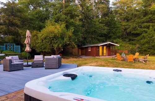 Oak Harbor House | Lodge at Deception Pass by AvantStay Trails Hot Tub Walk to Cornet Bay