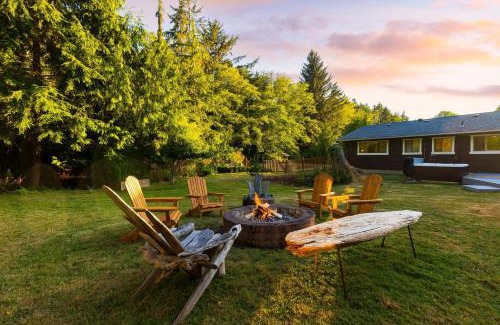 Oak Harbor House | Lodge at Deception Pass by AvantStay Trails Hot Tub Walk to Cornet Bay