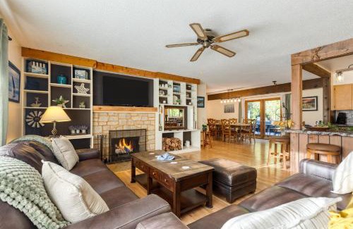 Oak Harbor House | Lodge at Deception Pass by AvantStay Trails Hot Tub Walk to Cornet Bay